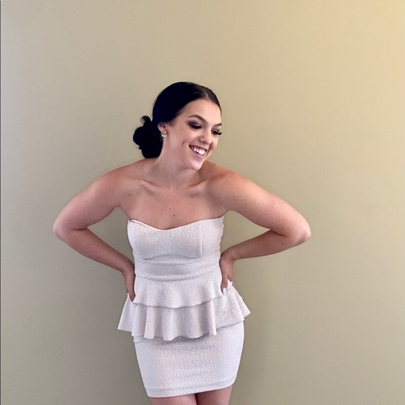 XS strapless and sparkly mini prom dress - Picture 2 of 3